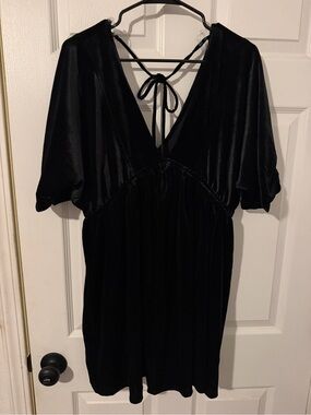 Fashion Nova Black Velvet V-Neck Tie-Back Women's Dress